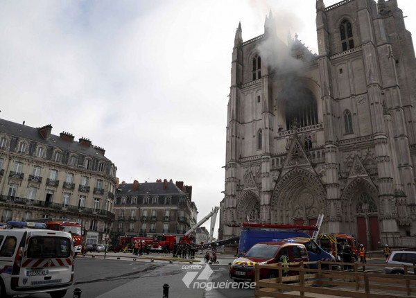 Incêndio destrói órgão e vidraças da catedral francesa de Nantes