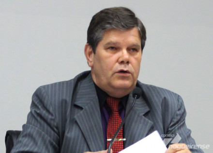 professor-adalberto-pede-esclarecimentos-sobre-livros-comprados-pela-prefeitura-correio-nogueirense