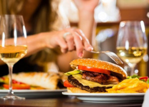 comer-fora-de-casa-e-risco-para-saude-correio-nogueirense