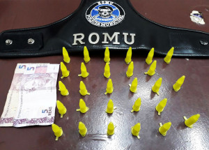 policia-municipal-prende-individuo-com-28-pinos-de-cocaina-correio-nogueirense