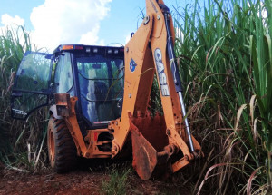 trator-e-encontrado-abandonado-em-matagal-correio-nogueirense