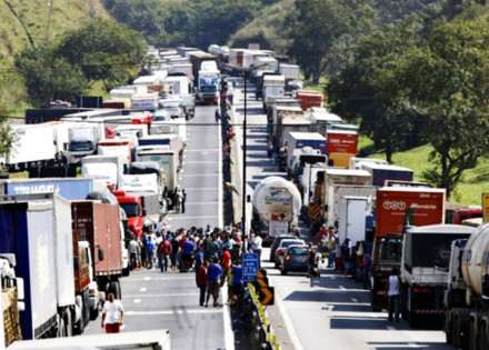 greve-dos-caminhoneiros-correio-nogueirense