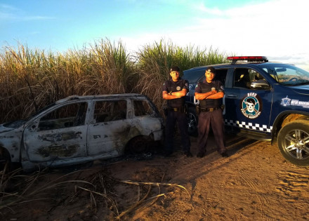 veiculo-parcialmente-queimado-e-encontrado-em-artur-nogueira-correio-nogueirense