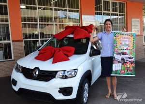 vencedora-do-sorteio-promovido-pelo-central-guidolin-retira-o-novo-carro-correio-nogueirense