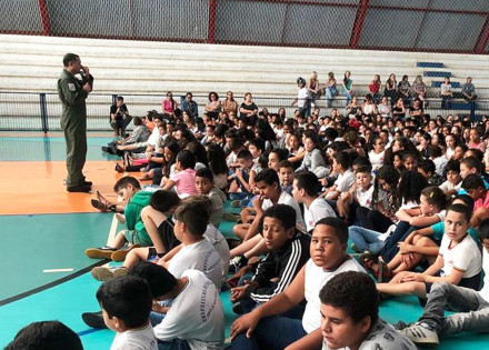 alunos-do-5o-ano-da-rede-de-ensino-participam-de-palestra-da-forca-aerea-brasileira-correio-nogueirense