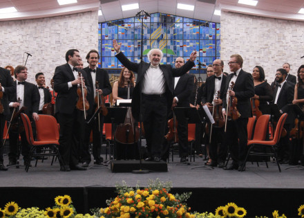 maestro-zvonimir-hacko-e-orquestra-filarmonica-adventista-do-brasil-emocionam-publico-correio-nogueirense