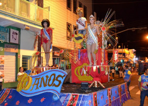 blocos-da-banda-louca-fazem-a-festa-na-quarta-noite-do-carnaval-de-artur-nogueira-correio-nogueirense-008