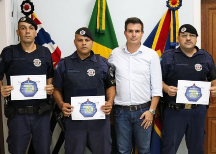 prefeito-ivan-vicensotti-homenageia-policiais-municipais-correio-nogueirense