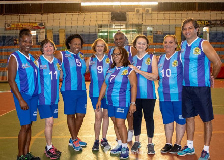 equipe-de-volei-adaptado-recebe-uniforme-personalizado-correio-nogueirense