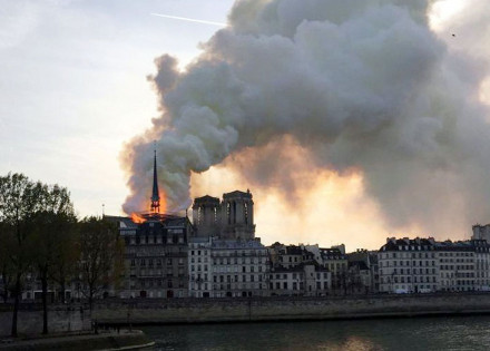 incendio-atinge-catedral-de-notre-dame-em-paris-correio-nogueirense