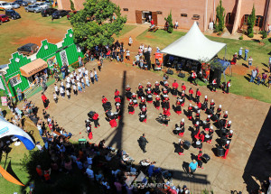 mais-de-2-mil-pessoas-celebram-o-dia-do-rei-em-holambra-correio-nogueirense