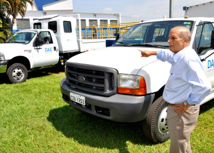 prefeito-omar-najar-entrega-veiculos-novos-para-reforcar-servicos-do-dae-na-cidade-de-americana-correio-nogueirense
