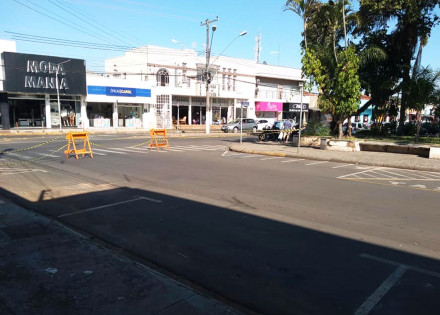 rua-primeiro-de-janeiro-e-interditada-e-comerciantes-reclamam-e-uma-falta-de-consideracao-correio-nogueirense