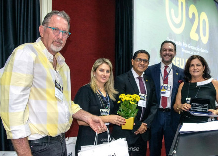 prefeito-de-cosmopolis-recebe-premio-prefeito-educador-correio-nogueirense