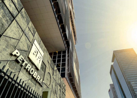 trabalhadores-da-petrobras-em-montevideu-aprovam-greve-geral-correio-nogueirense