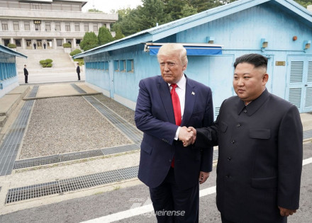 trump-cruza-a-fronteira-e-se-encontra-com-lider-da-coreia-do-norte-correio-nogueirense
