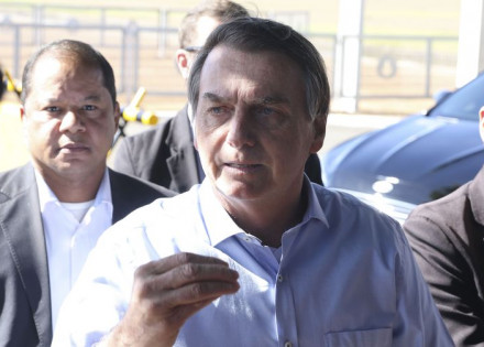 O presidente Jair Bolsonaro fala à imprensa no Palácio da Alvorada.