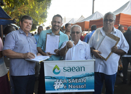 professor-adalberto-e-rodrigo-de-faveri-coletam-assinaturas-na-feira-livre-em-artur-nogueira-correio-nogueirense