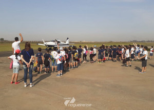 aeroporto-municipal-de-americana-recebe-visita-do-colegio-d-pedro-correio-nogueirense