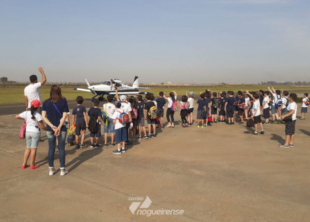 aeroporto-municipal-de-americana-recebe-visita-do-colegio-d-pedro-correio-nogueirense