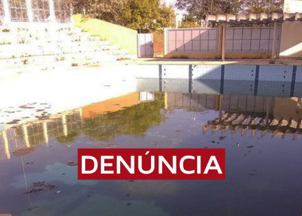 prefeitura-deixa-piscina-da-escola-modelo-sem-limpeza-correio-nogueirense