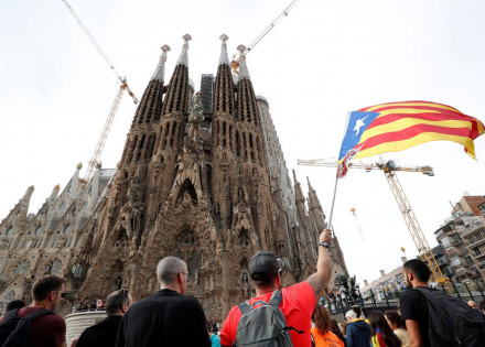 catalunha-milhares-de-pessoas-usam-baloes-com-tinta-em-protesto-correio-nogueirense