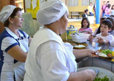 vereador-volta-a-cobrar-aumento-salarial-para-cozinheiras-e-serventes-municipais-de-limpeza-correio-nogueirense