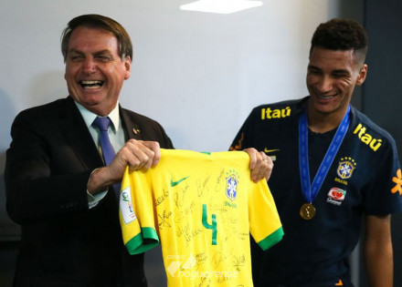 bolsonaro-almoca-com-selecao-do-brasil-sub-17-tetracampea-de-futebol-correio-nogueirense