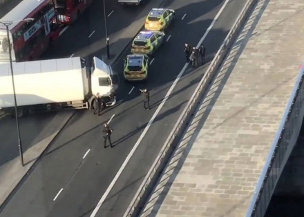 uma-pessoa-morre-e-5-ficam-feridos-em-ataque-na-ponte-de-londres-correio-nogueirense