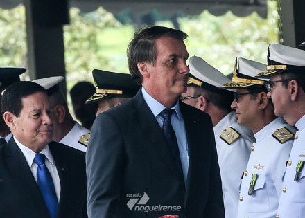 bolsonaro-participa-de-comemoracao-do-dia-do-marinheiro-correio-nogueirense