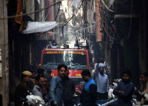 pelo-menos-43-pessoas-morrem-em-incendio-numa-fabrica-de-nova-delhi-correio-nogueirense