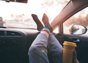 apoiar-pes-no-painel-do-carro-pode-causar-lesoes-diz-especialista-correio-nogueirense