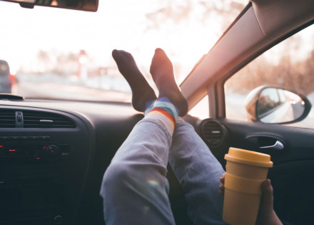 apoiar-pes-no-painel-do-carro-pode-causar-lesoes-diz-especialista-correio-nogueirense