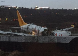 aviao-derrapa-ao-pousar-e-se-parte-em-tres-pedacos-na-turquia-correio-nogueirense