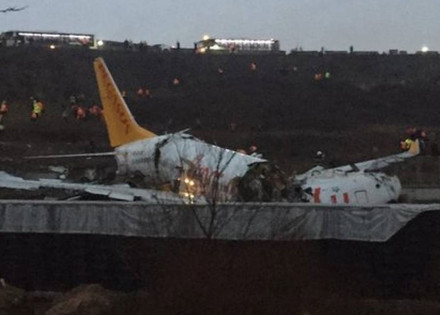 aviao-derrapa-ao-pousar-e-se-parte-em-tres-pedacos-na-turquia-correio-nogueirense