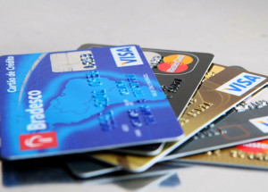 bancos-passam-a-cobrar-dolar-do-dia-da-compra-com-cartao-correio-nogueirense