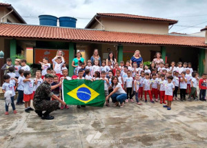 chefe-de-instrucao-do-tiro-de-guerra-de-pedreira-entrega-bandeiras-do-brasil-para-escolas-municipais-correio-nogueirense