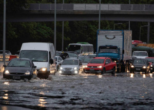 chuva-intensa-causa-enchentes-e-paralisa-o-transito-em-sao-paulo-correio-nogueirense
