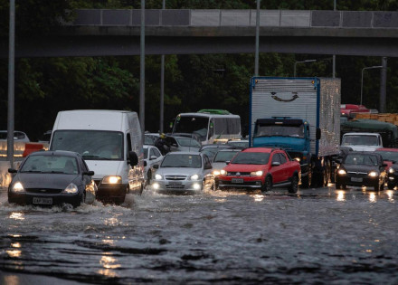 chuva-intensa-causa-enchentes-e-paralisa-o-transito-em-sao-paulo-correio-nogueirense