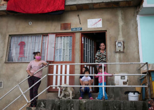 colombianos-penduram-panos-vermelhos-nas-janelas-para-sinalizar-fome-correio-nogueirense