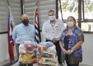 prefeito-omar-najar-e-fundo-social-recebem-200-cestas-basicas-do-spani-atacadista-correio-nogueirense
