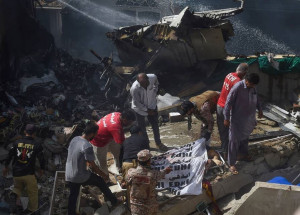 aviao-com-mais-de-100-pessoas-a-bordo-cai-no-sul-do-paquistao-correio-nogueirense