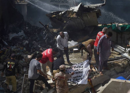 aviao-com-mais-de-100-pessoas-a-bordo-cai-no-sul-do-paquistao-correio-nogueirense