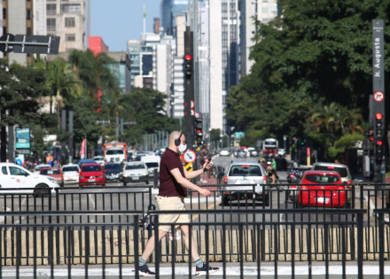 Pedestre usa máscara de proteção contra covid-19 na avenida Paulista.