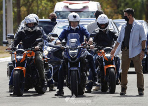bolsonaro-anda-de-moto-e-visita-deputada-bia-kicis-em-brasilia-correio-nogueirense