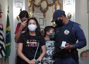 guardas-municipais-de-santos-sao-homenageados-apos-repercussao-nacional-de-abordagem-na-praia-correio-nogueirense