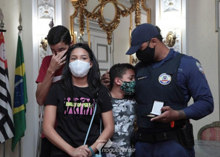 guardas-municipais-de-santos-sao-homenageados-apos-repercussao-nacional-de-abordagem-na-praia-correio-nogueirense