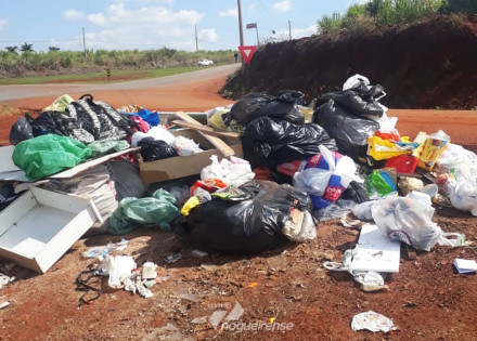 morador-denuncia-descarte-irregular-de-lixo-e-entulho-em-rotatoria-do-bairrinho-em-artur-nogueira-correio-nogueirense