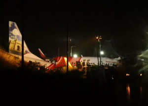 aviao-sofre-acidente-na-india-e-ao-menos-2-pessoas-podem-estar-mortas-correio-nogueirense