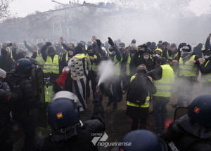 policia-usa-gas-lacrimogeneo-em-retorno-dos-protestos-em-paris-correio-nogueirense